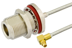 N 型穿墙式母头转 MMCX 直角插头精密电缆组件，采用 PE-SR405FL 同轴电缆，RoHS
